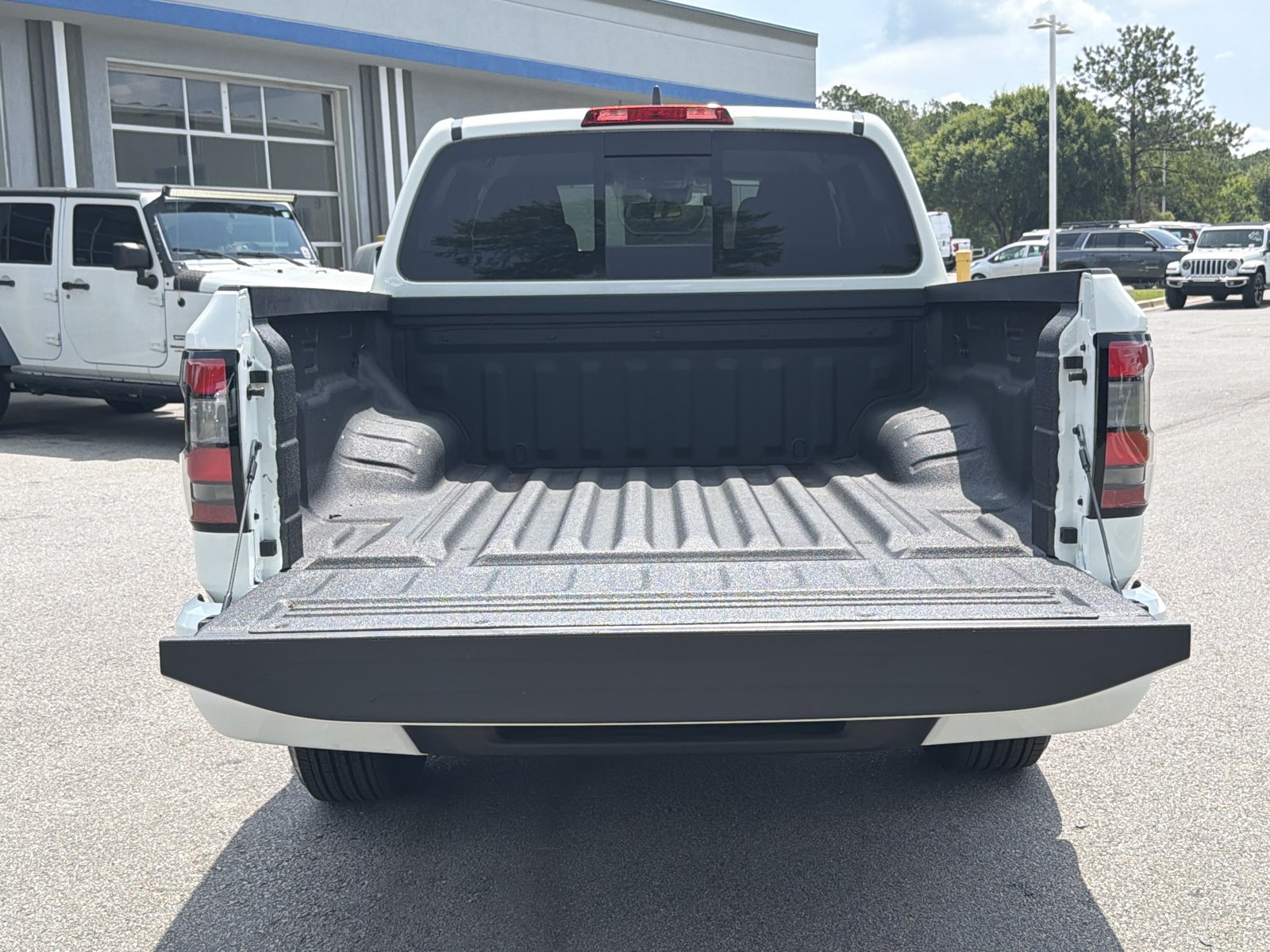 Used 2025 Nissan Frontier SV RWD image 31