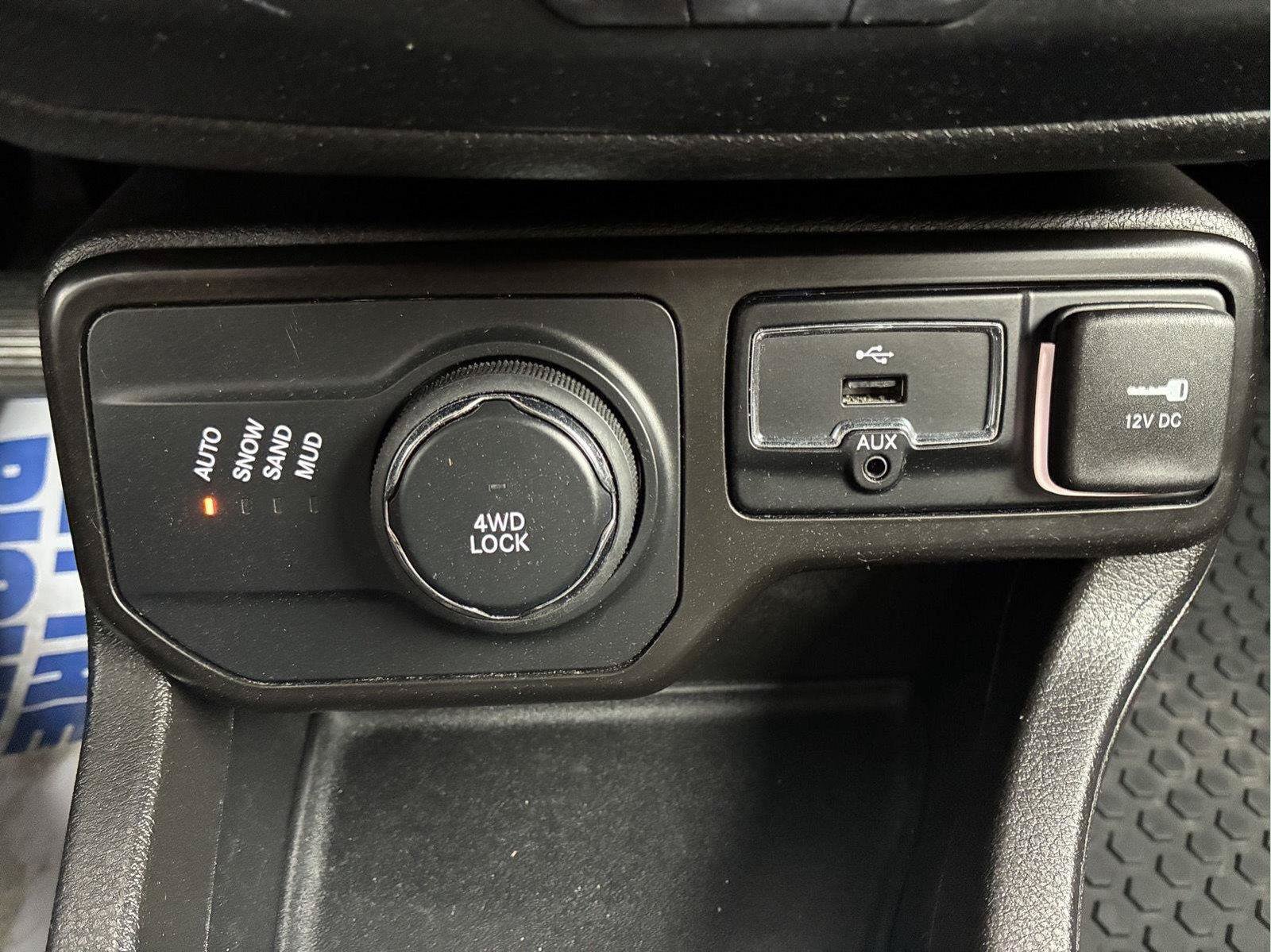 Used 2023 Jeep Renegade Latitude w/ Premium Group AWD/4WD image 27