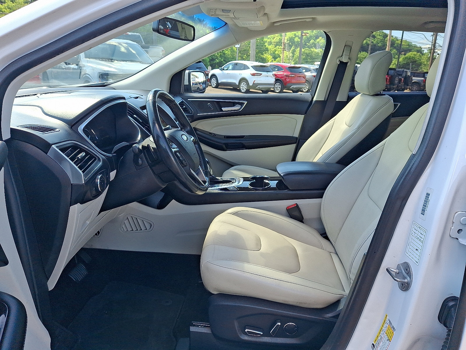 Used 2017 Ford Edge Titanium w/ Technology Package AWD/4WD image 13