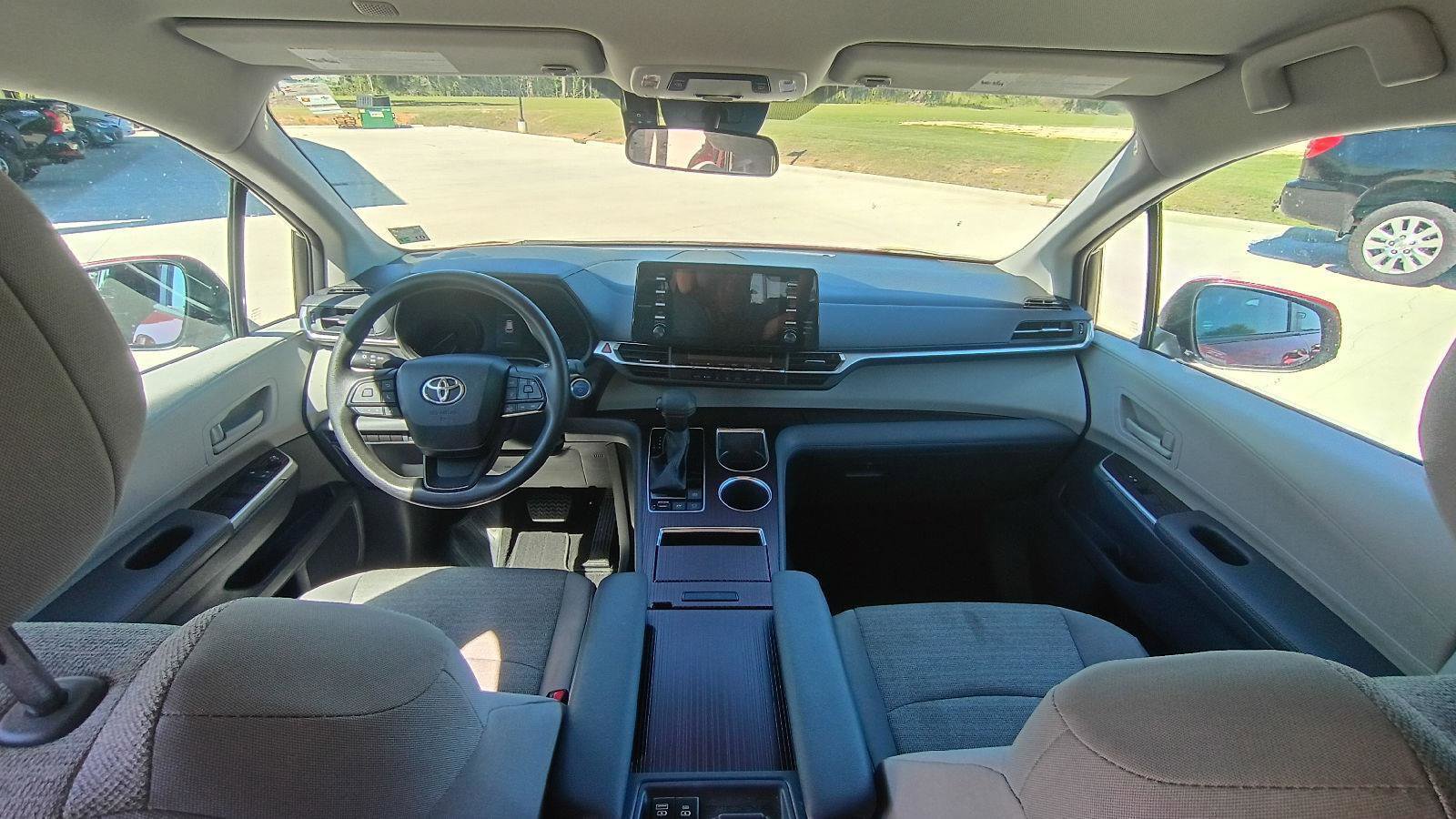 Used 2023 Toyota Sienna LE image 17