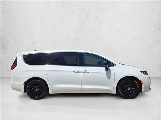 Used 2024 Chrysler Pacifica Touring-L FWD image 4