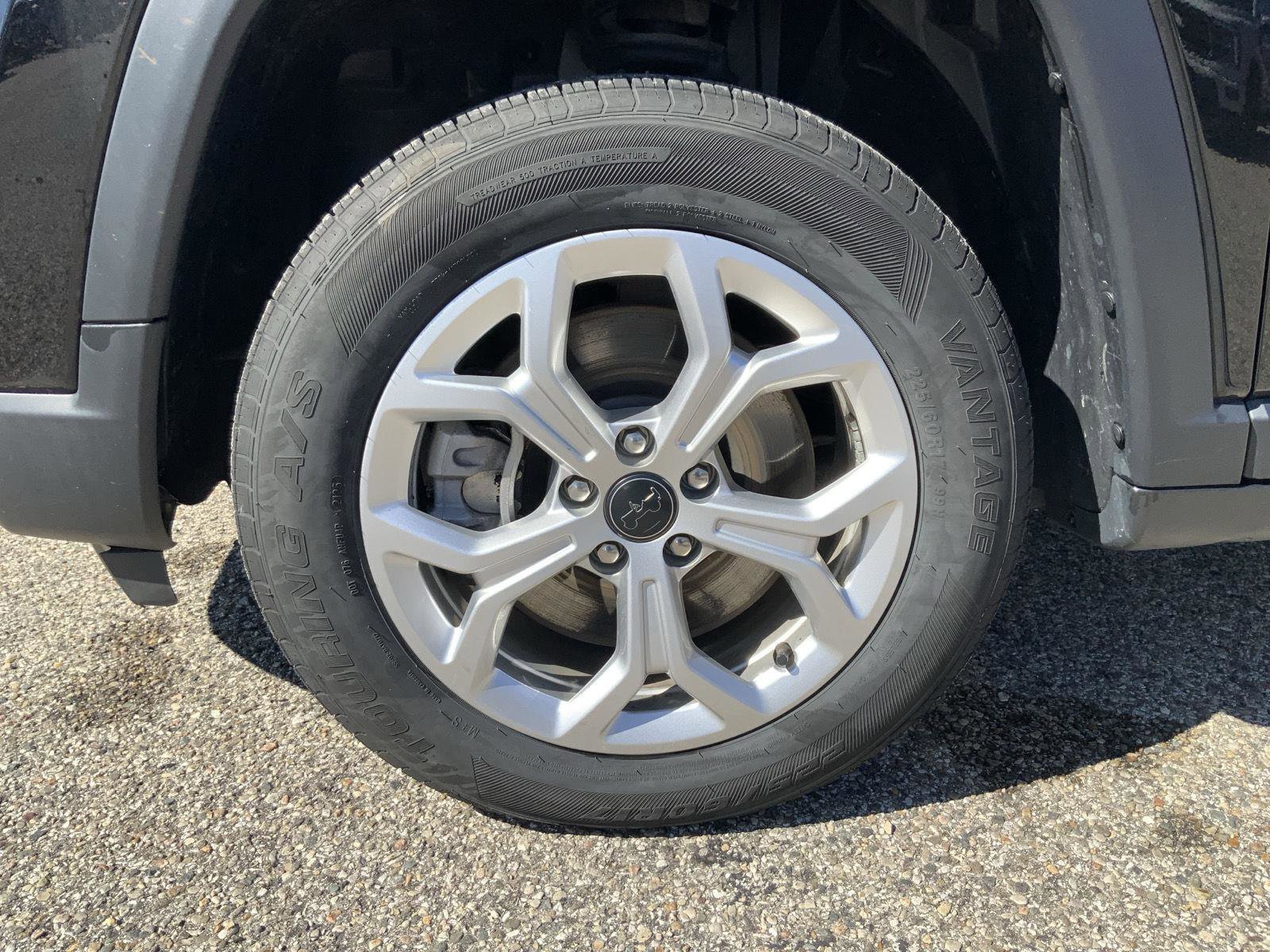 Used 2025 Jeep Compass Latitude w/ Sun & Sound Group AWD/4WD image 19