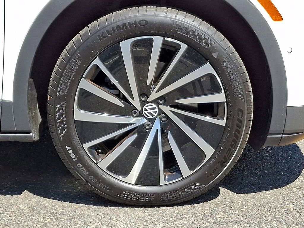 Certified 2025 Volkswagen ID.4 Pro AWD/4WD image 8