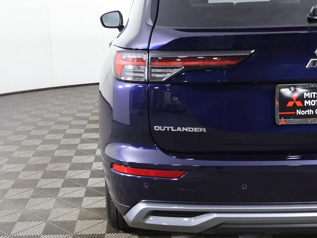 New 2025 Mitsubishi Outlander SE image 17