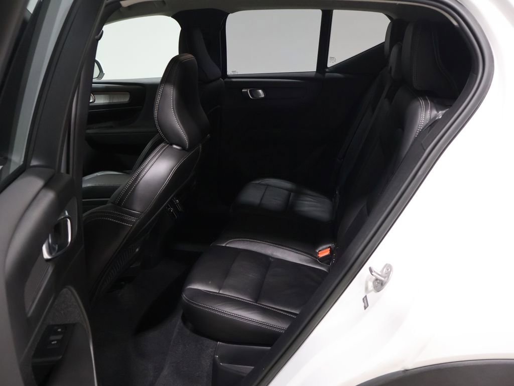 Used 2023 Volvo XC40 B5 Core image 16