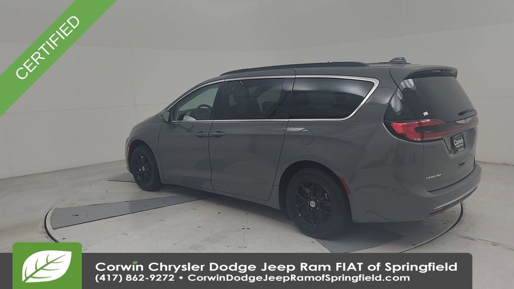 Certified 2022 Chrysler Pacifica Touring-L image 11
