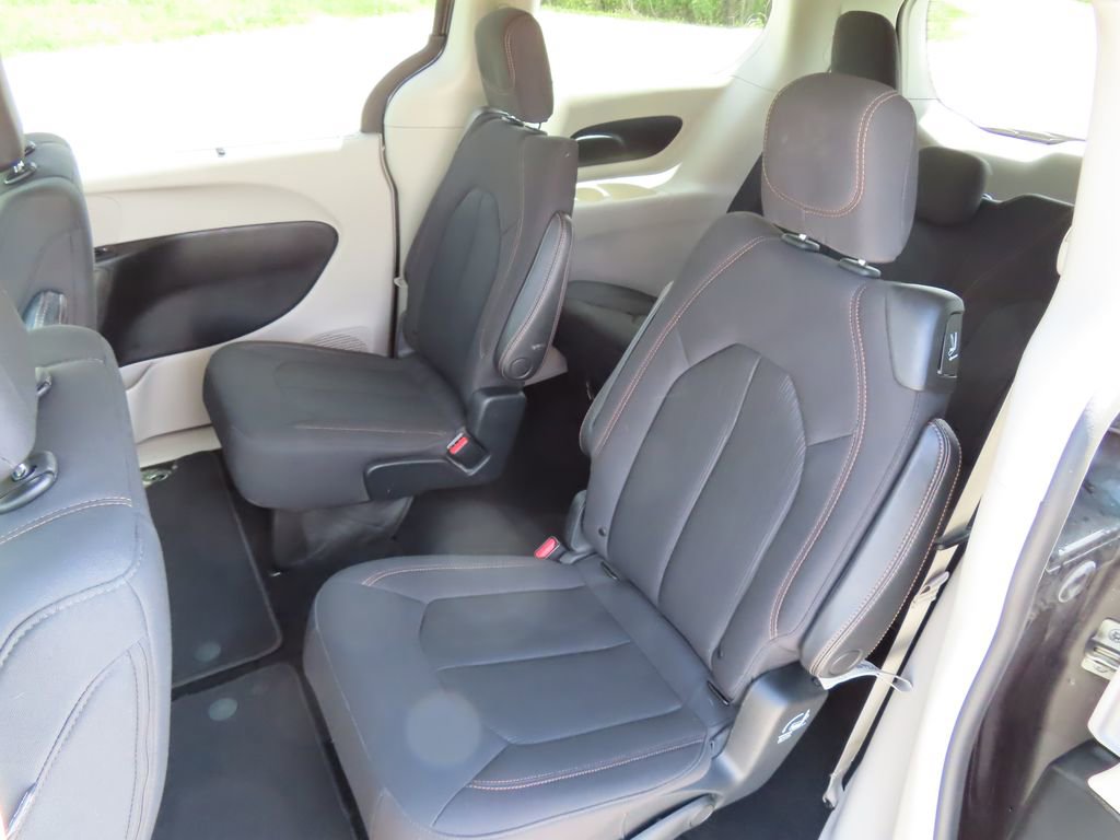 Used 2019 Chrysler Pacifica Touring Plus w/ Tire & Wheel Group FWD image 24