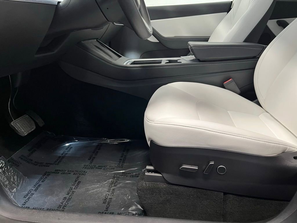 Used 2022 Tesla Model Y Long Range image 11