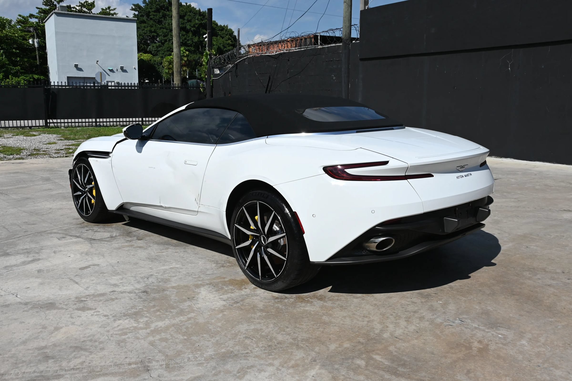 Used 2020 Aston Martin DB11 Volante RWD image 3