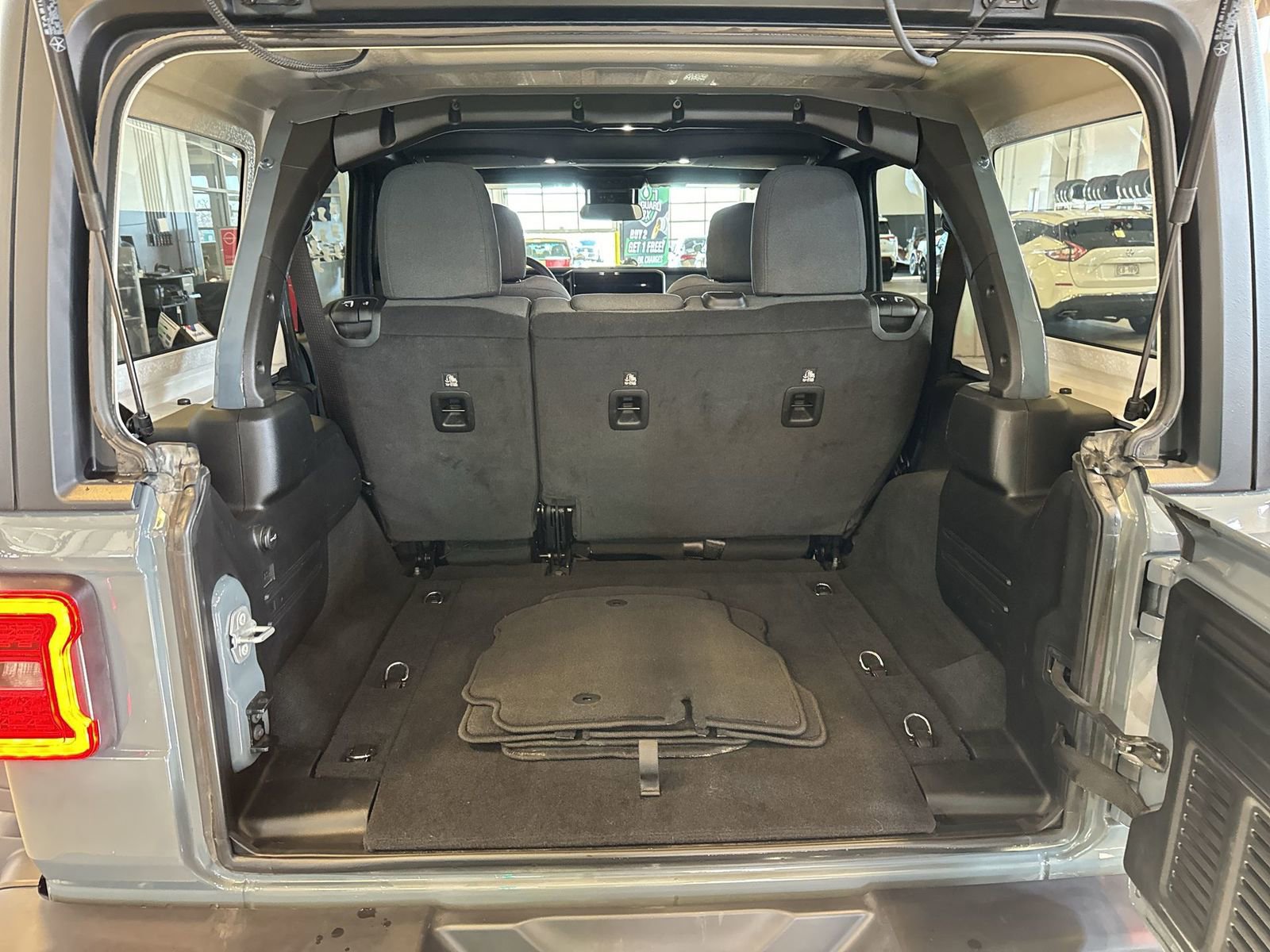 Used 2025 Jeep Wrangler Rubicon image 31