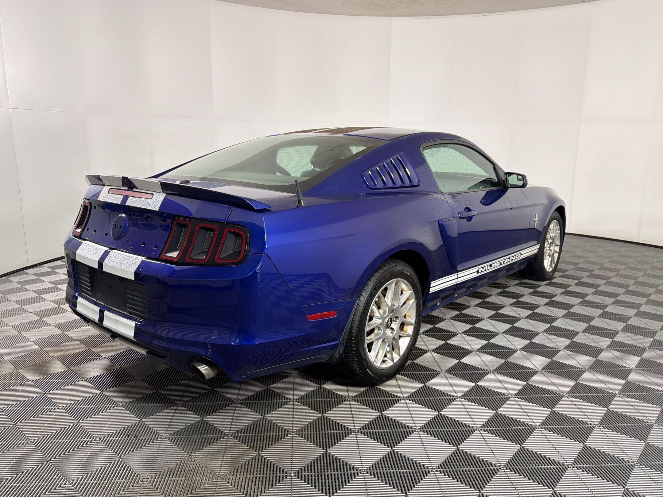 Used 2013 Ford Mustang Premium RWD image 9