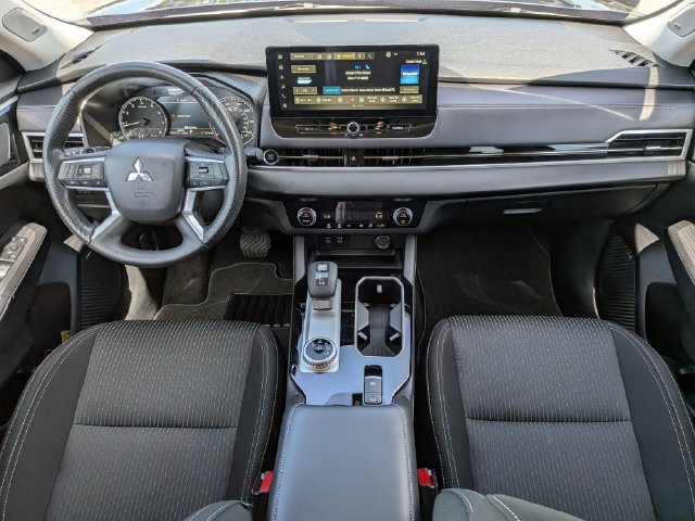 Used 2025 Mitsubishi Outlander ES FWD image 14