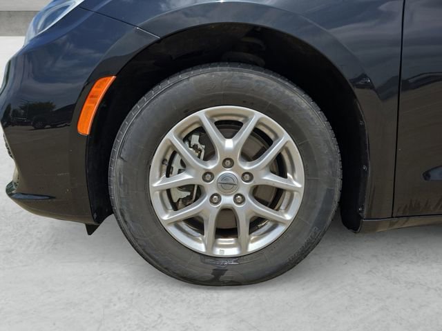 Used 2023 Chrysler Pacifica Touring-L FWD image 23