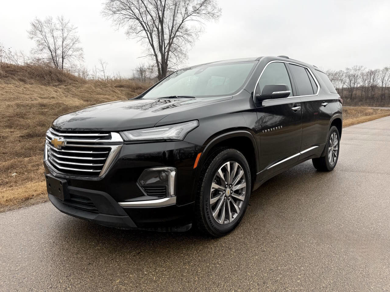 Used 2023 Chevrolet Traverse Premier image 2