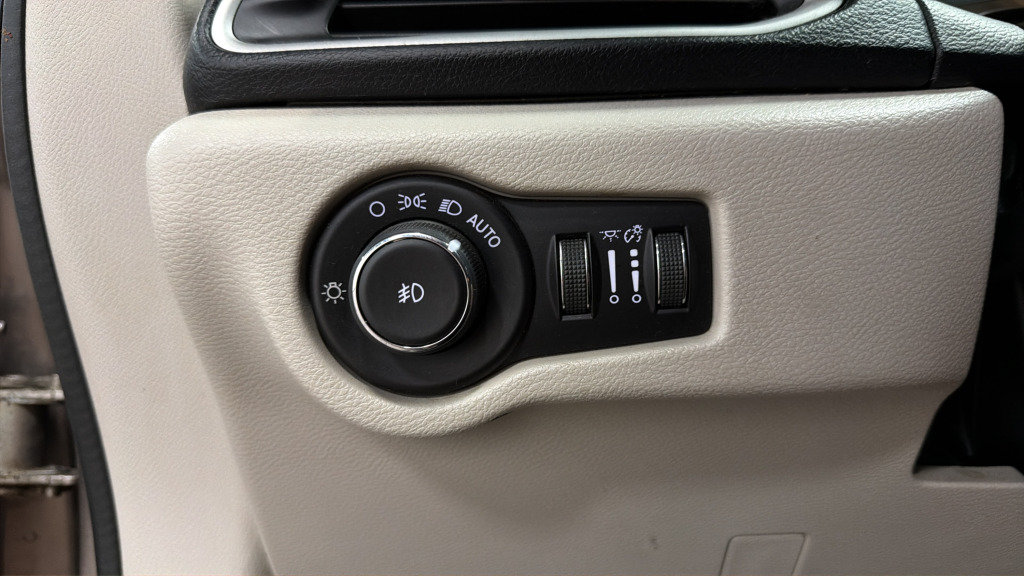 Used 2018 Chrysler Pacifica Touring-L FWD image 19