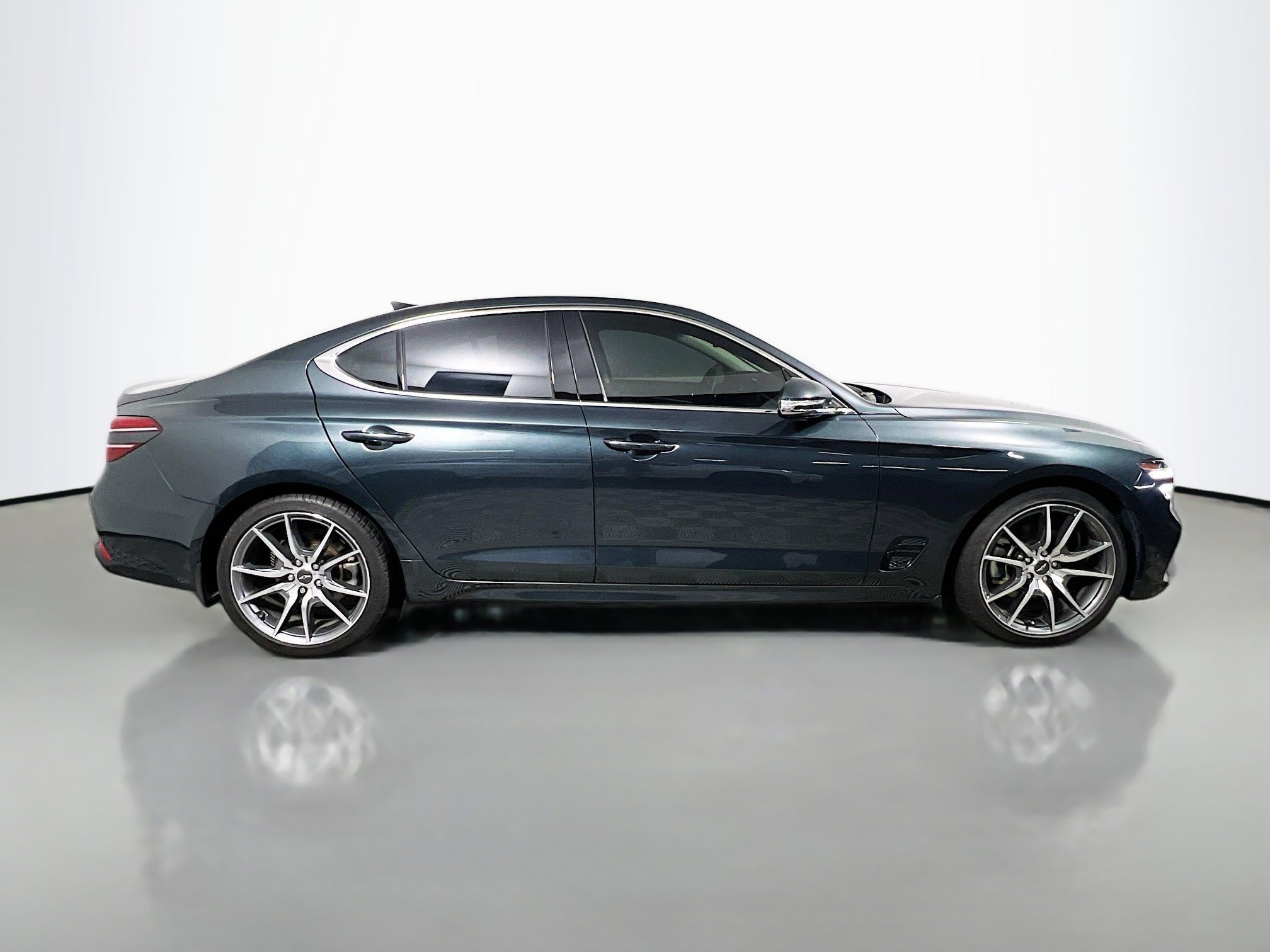 Used 2023 Genesis G70 2.0T image 3