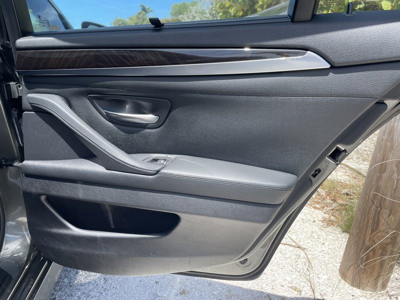 Used 2014 BMW 550i Sedan w/ Executive Package RWD image 23