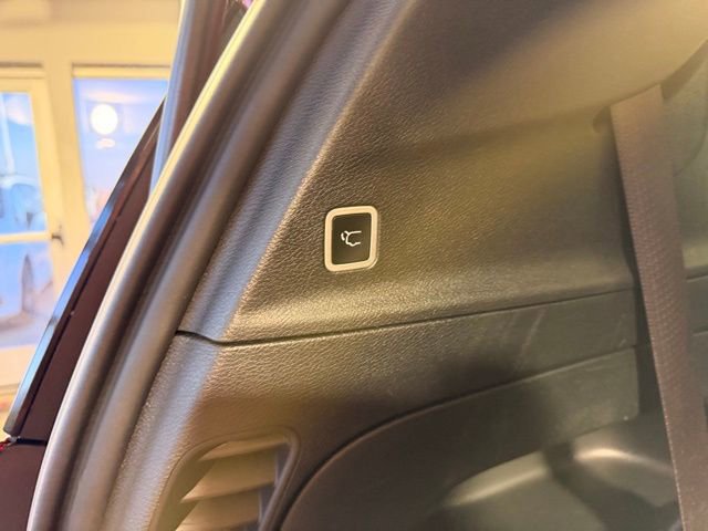 Used 2025 Chrysler Pacifica Limited image 10