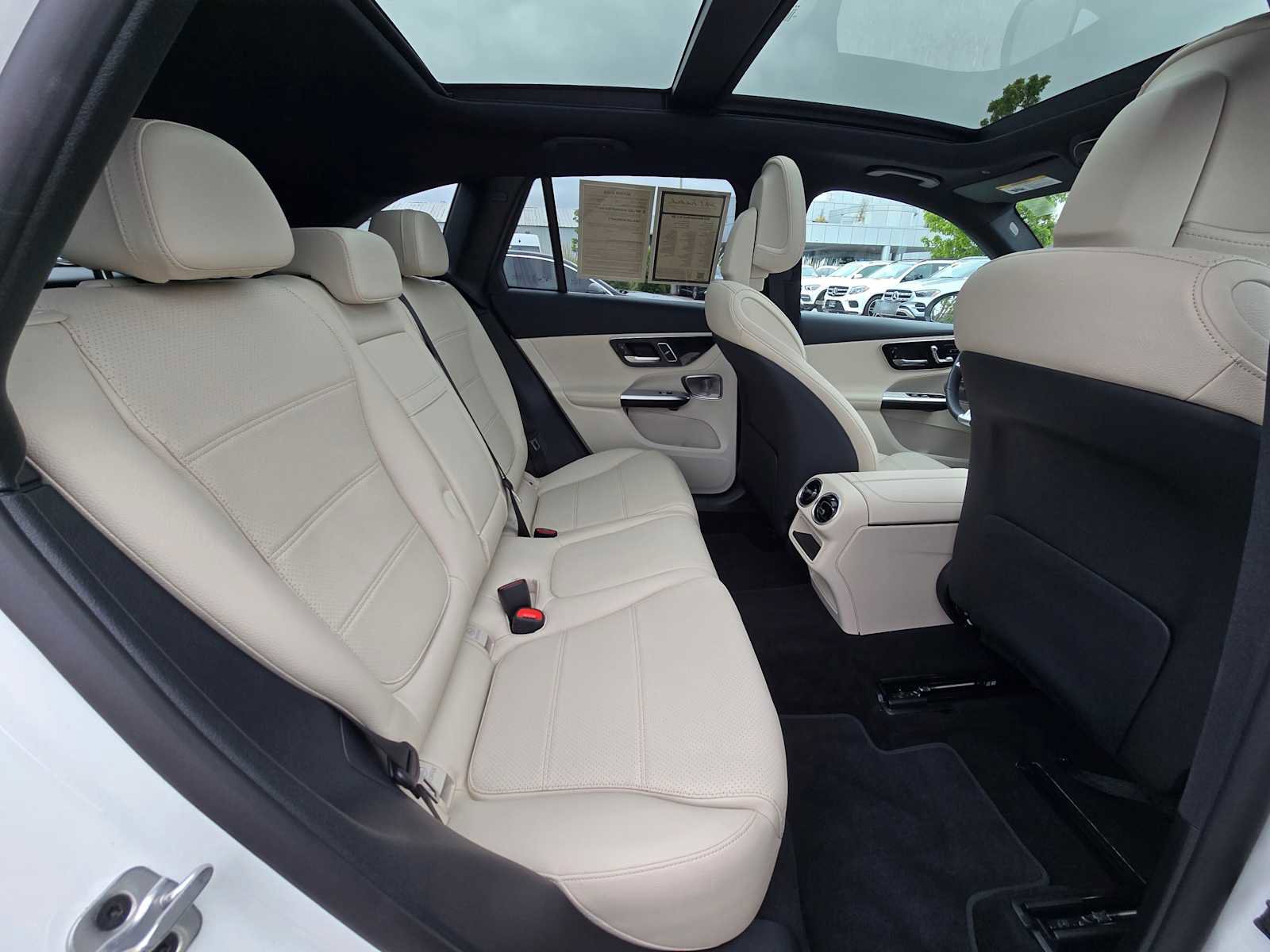 Used 2025 Mercedes-Benz GLC 300 4MATIC image 12