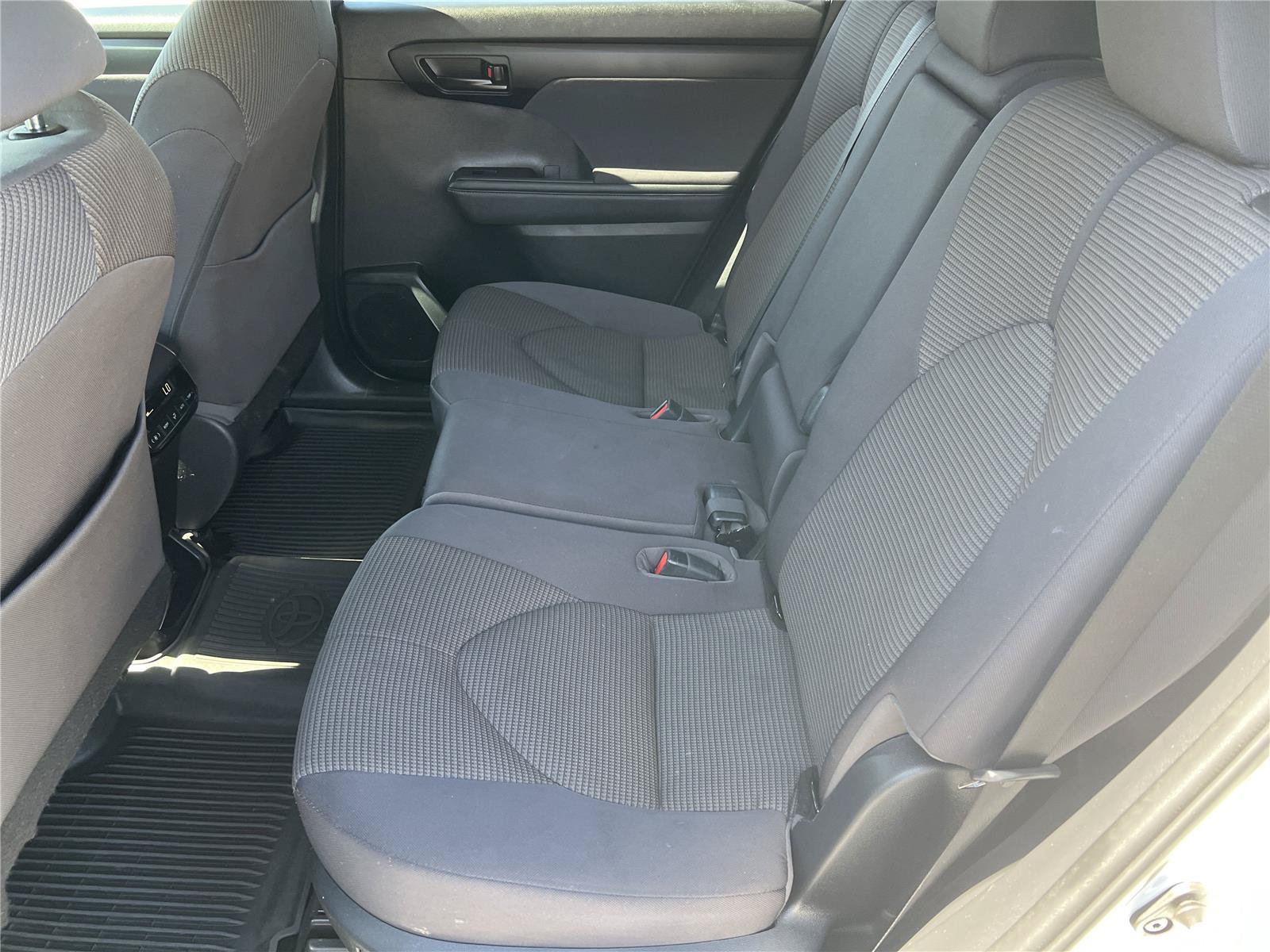 Used 2023 Toyota Highlander LE FWD image 33