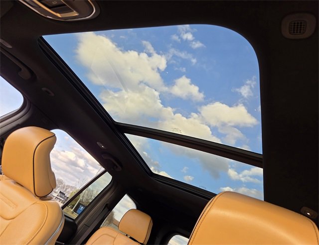 Used 2025 Jeep Grand Cherokee Summit w/ Obsidian Package image 9