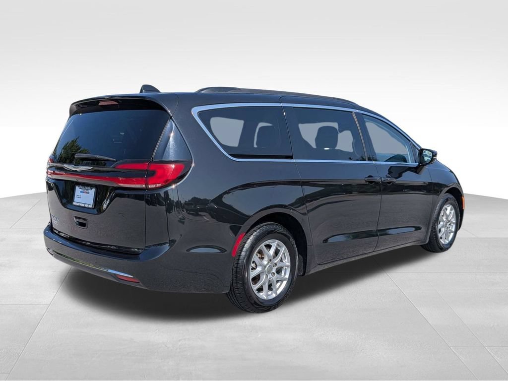 Used 2024 Chrysler Pacifica Touring-L FWD image 4