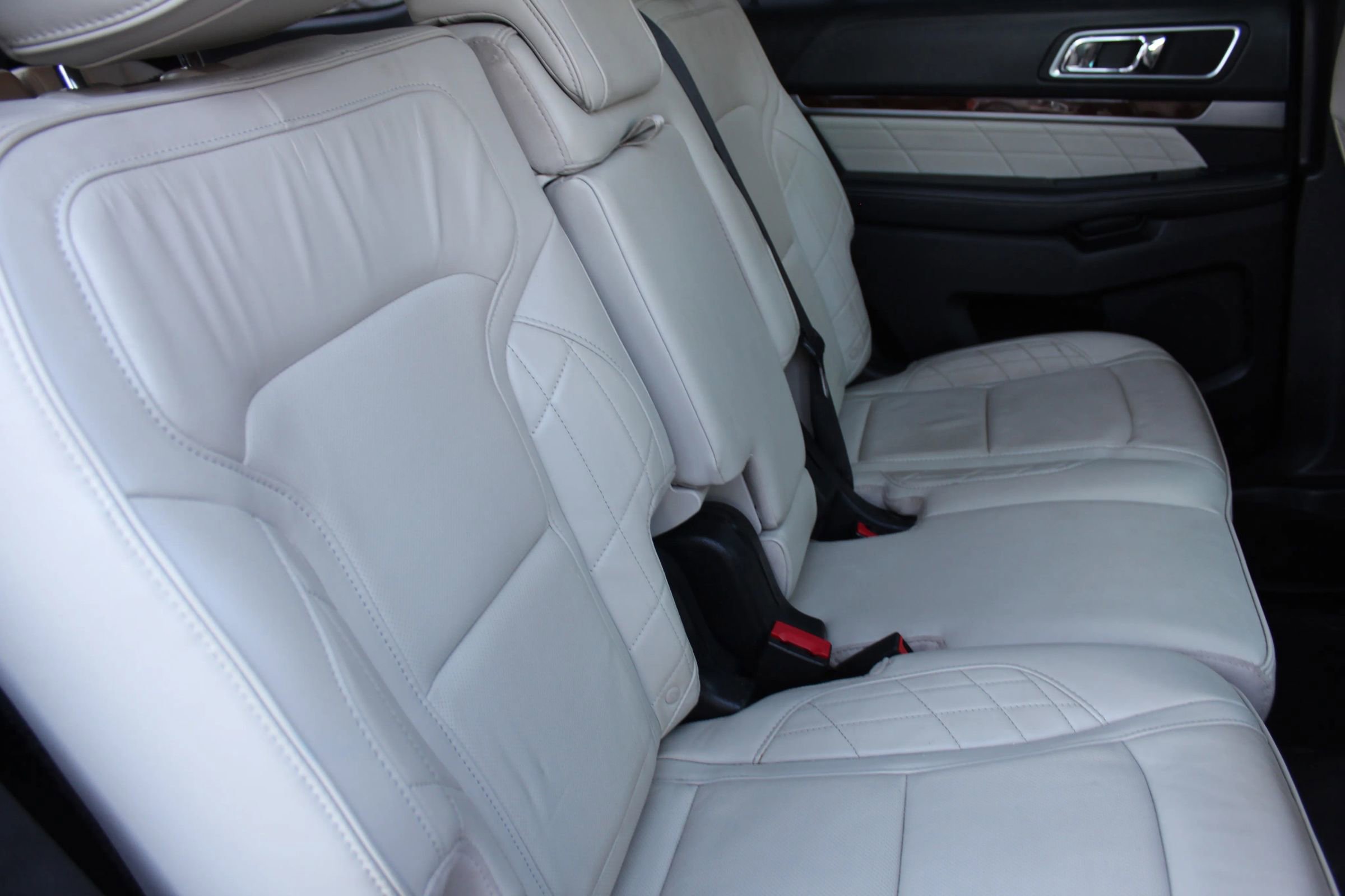 Used 2016 Ford Explorer Platinum image 16