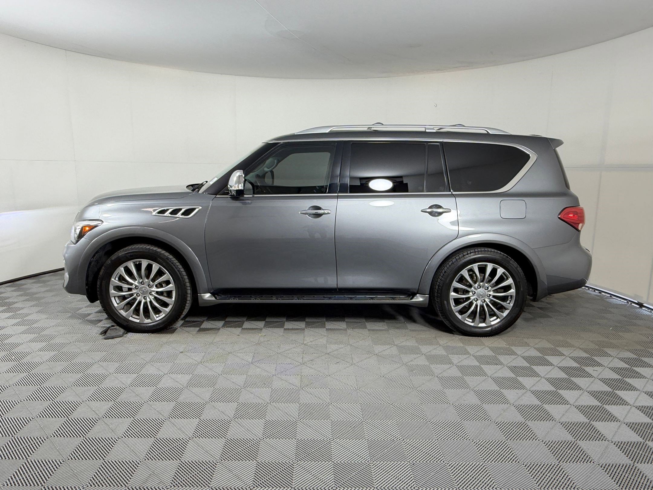 Used 2017 INFINITI QX80 2WD w/ Deluxe Technology Package image 2