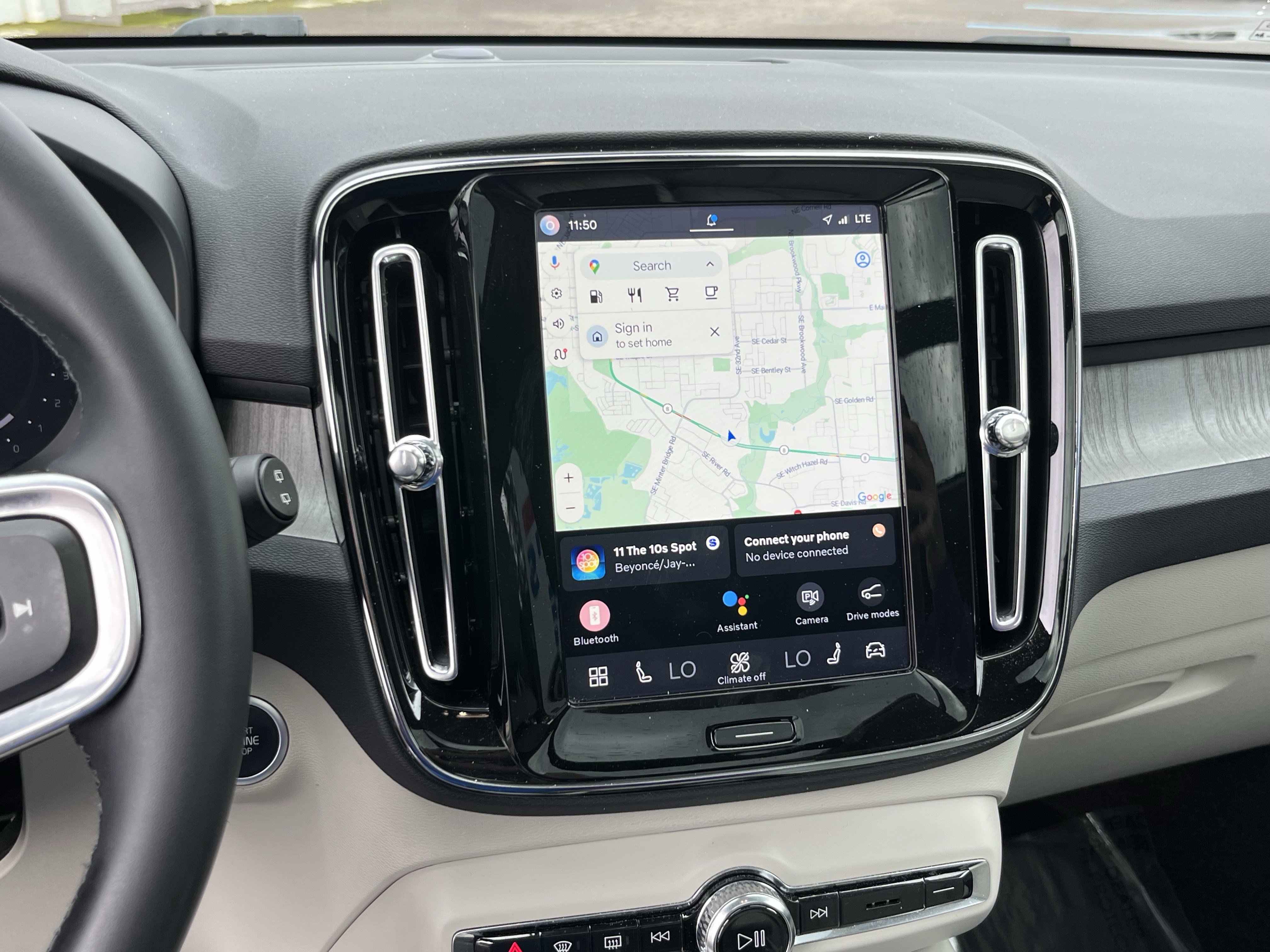 Used 2024 Volvo XC40 B5 Plus image 24