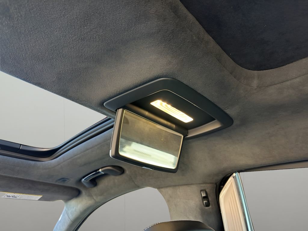 Used 2018 BMW M760i xDrive image 28