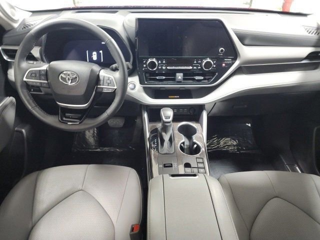 Used 2024 Toyota Highlander Platinum image 2