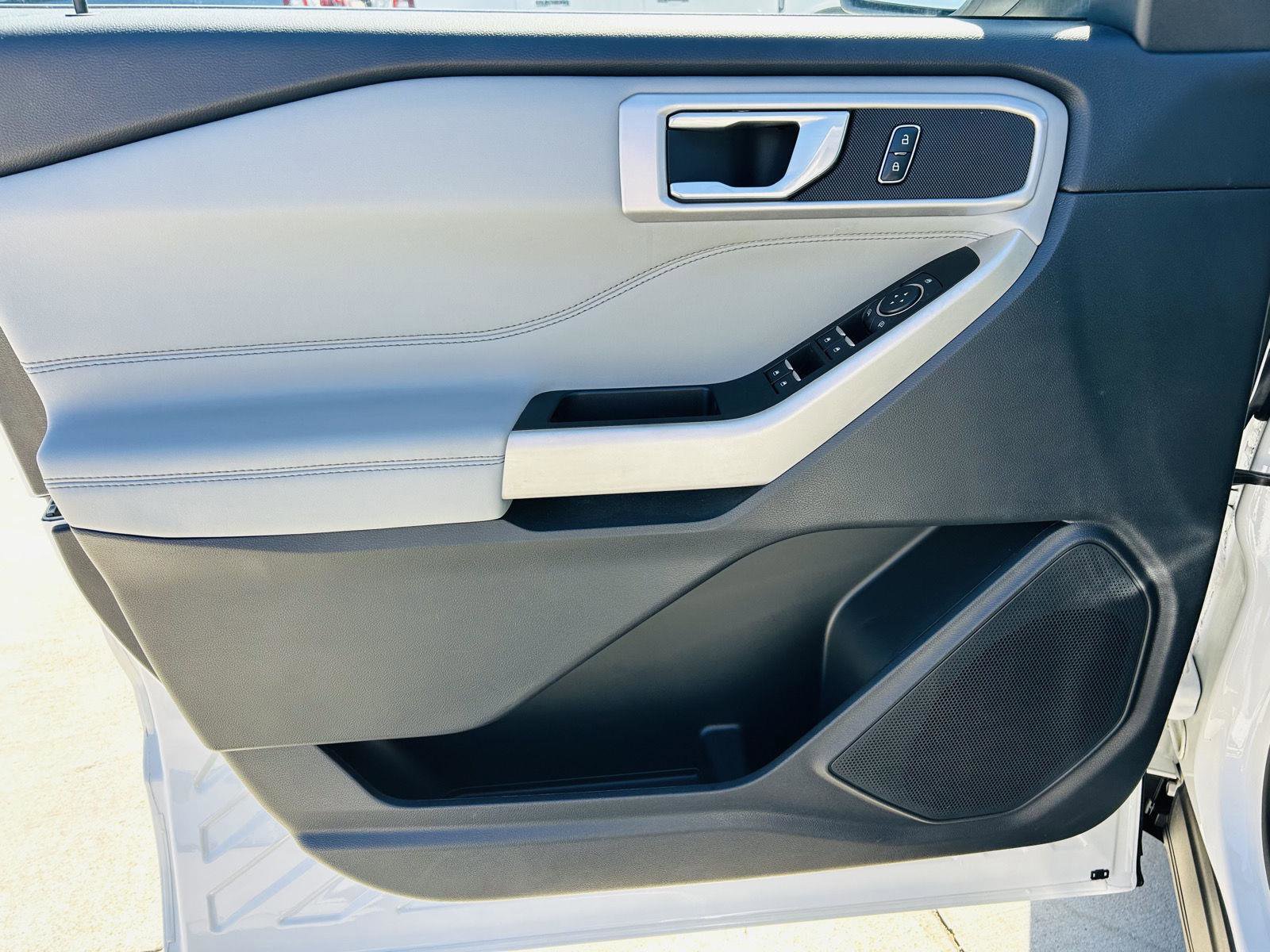 Used 2022 Ford Explorer XLT w/ Equipment Group 202A AWD/4WD image 11