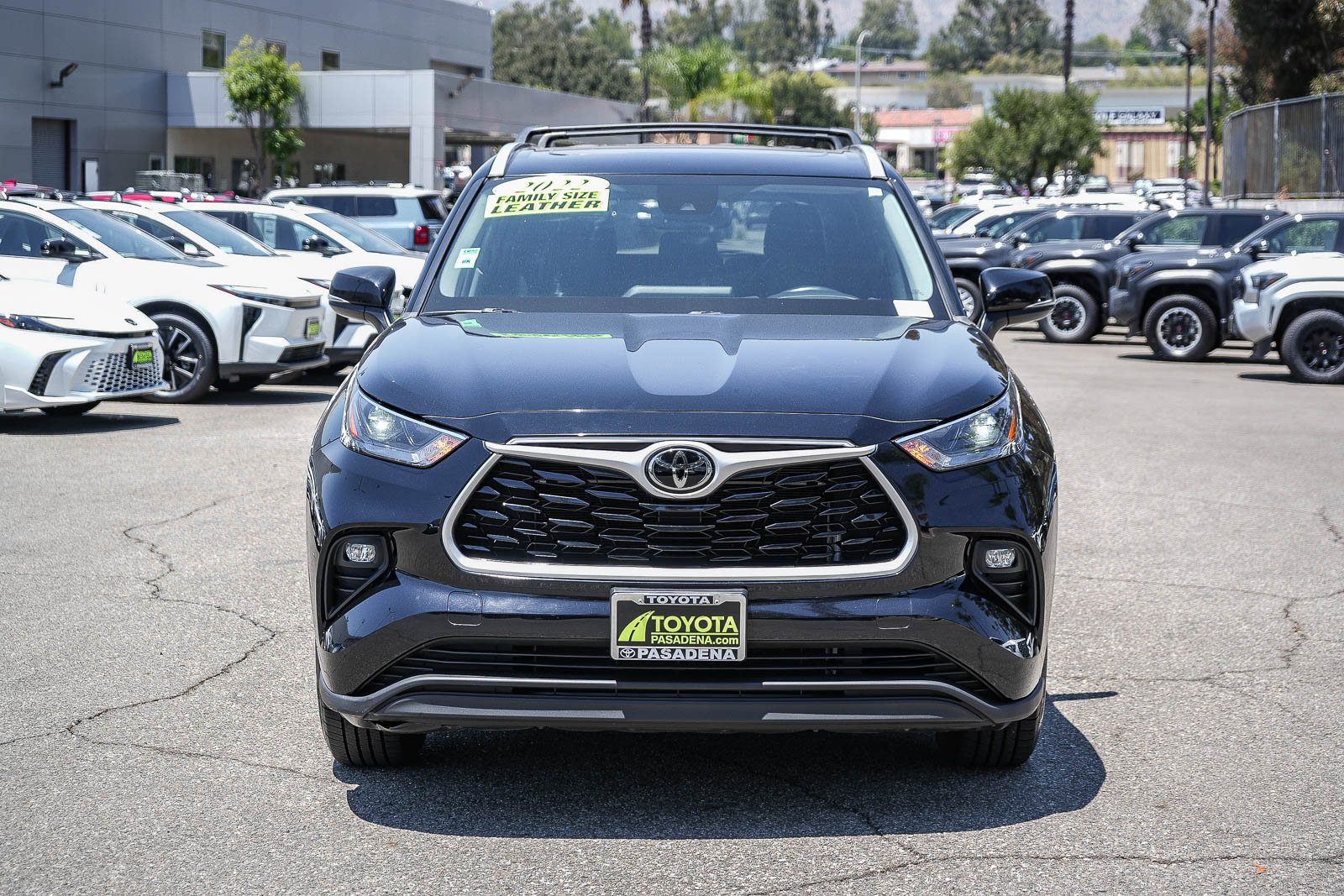 Used 2022 Toyota Highlander XLE FWD image 2