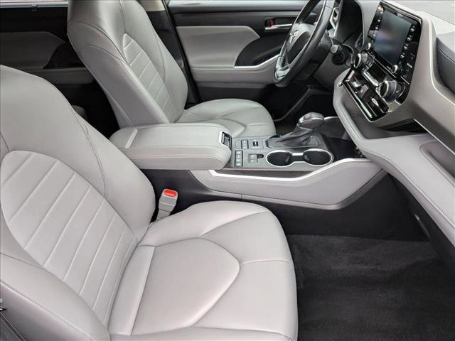 Used 2022 Toyota Highlander XLE AWD/4WD image 22