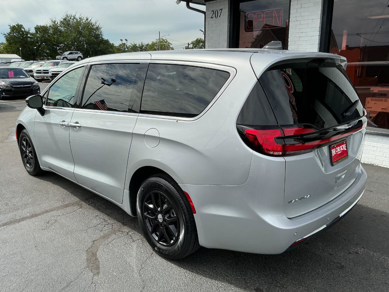 Used 2024 Chrysler Pacifica Touring-L FWD image 5