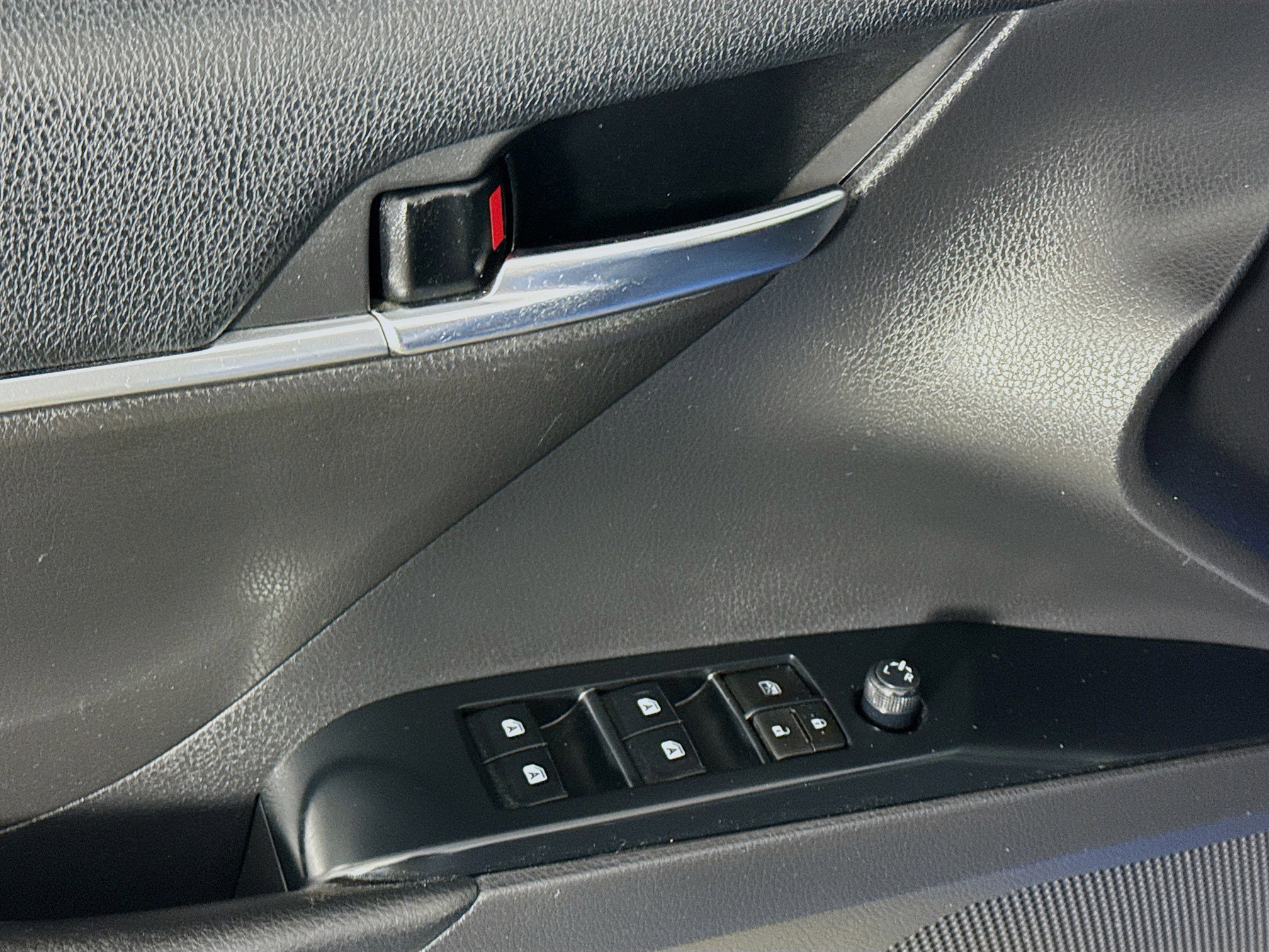 Used 2020 Toyota Camry SE w/ Carpet Mat Package image 23