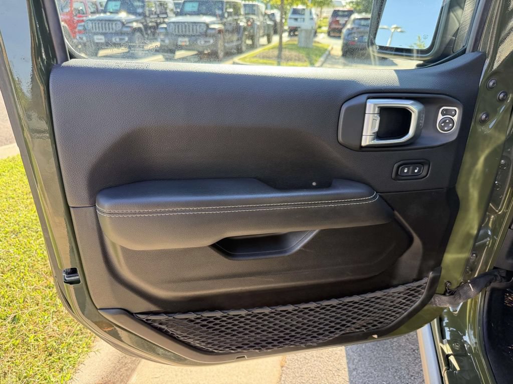 Used 2021 Jeep Wrangler Unlimited Sahara w/ Cold Weather Group AWD/4WD image 32