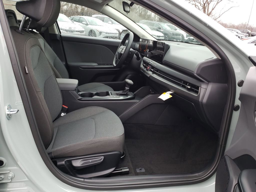 New 2025 Kia K4 LXS image 17