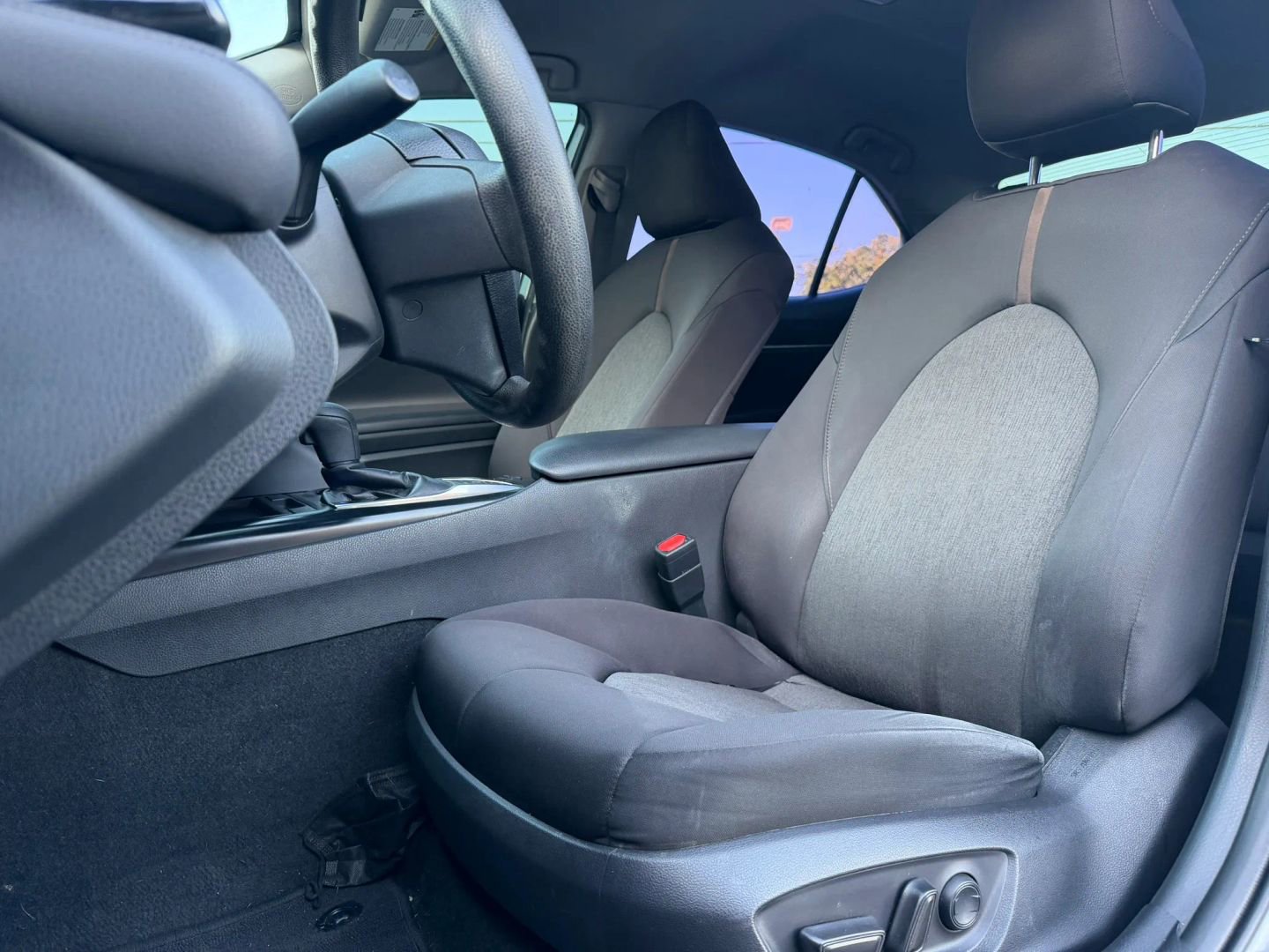 Used 2019 Toyota Camry LE FWD image 10