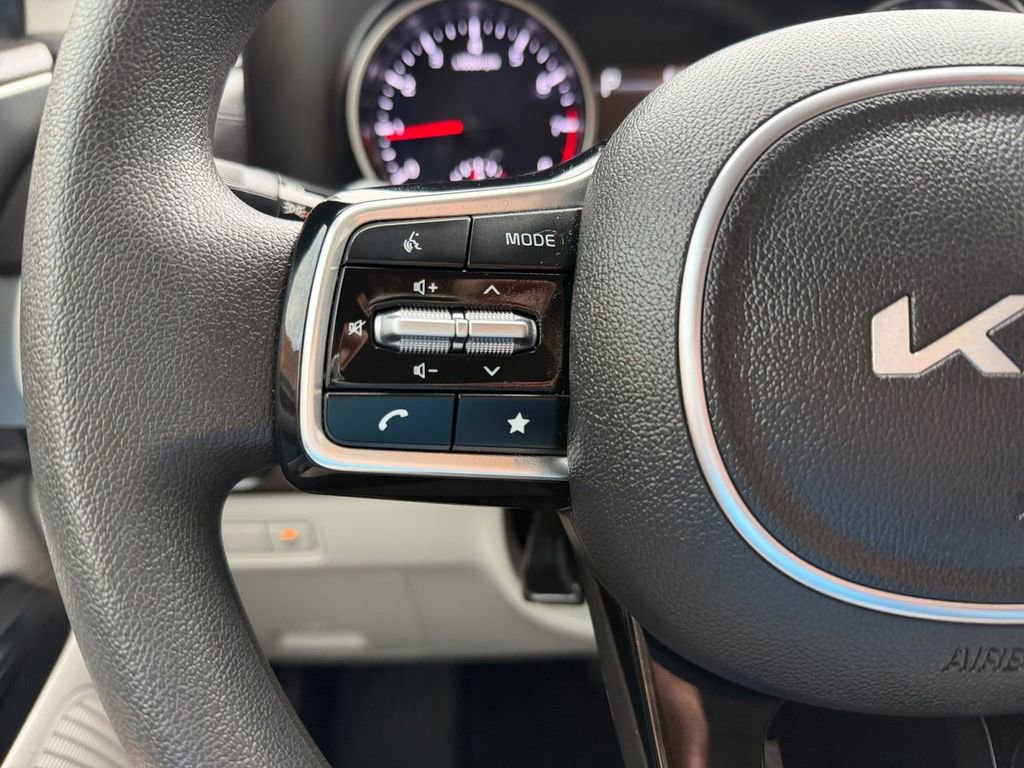 Used 2023 Kia Carnival LX FWD image 26