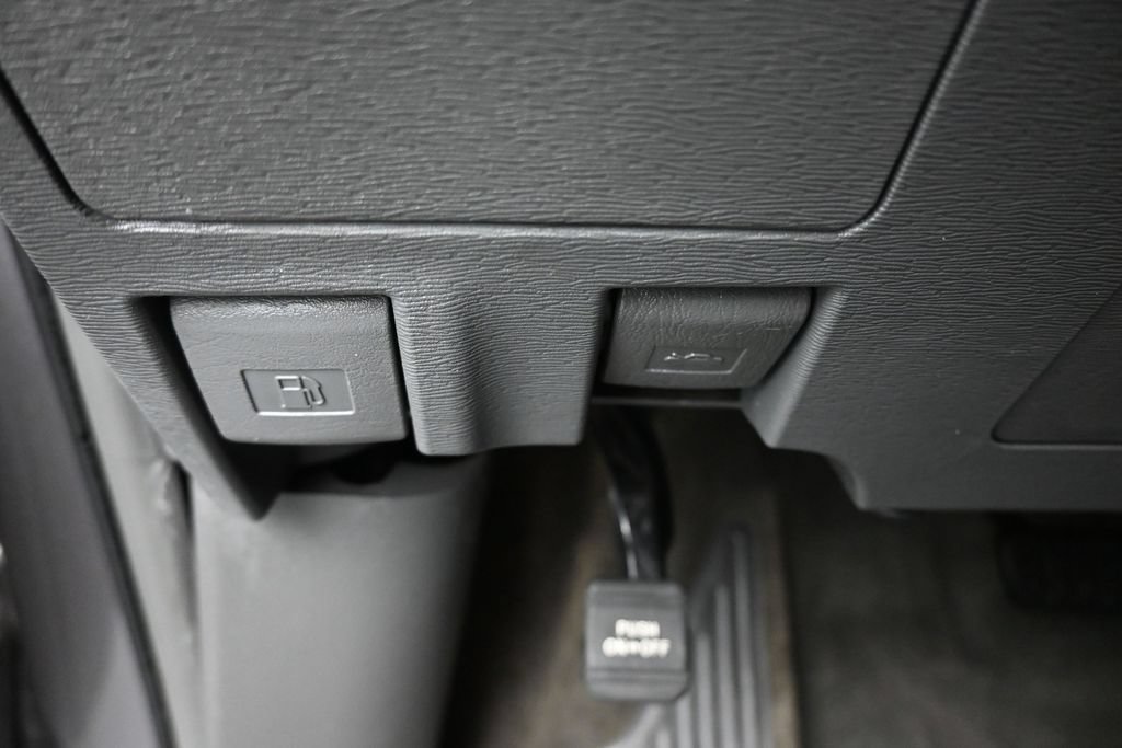 Used 2018 Toyota Sienna LE w/ Carpet Mat Package FWD image 27
