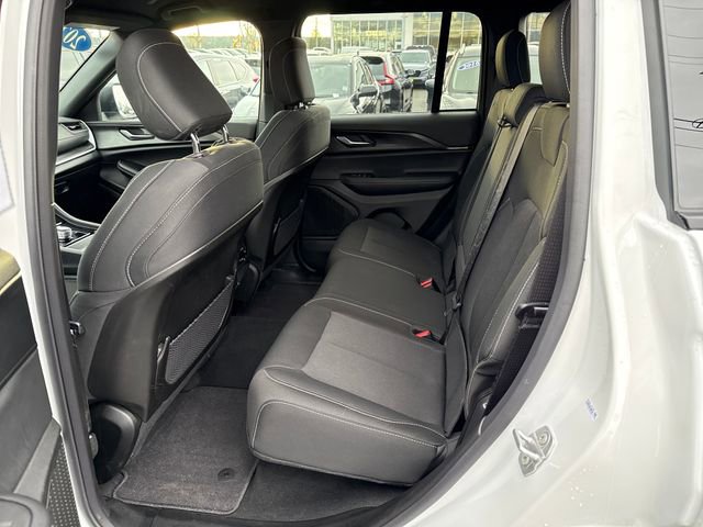 Used 2025 Jeep Grand Cherokee Laredo image 16