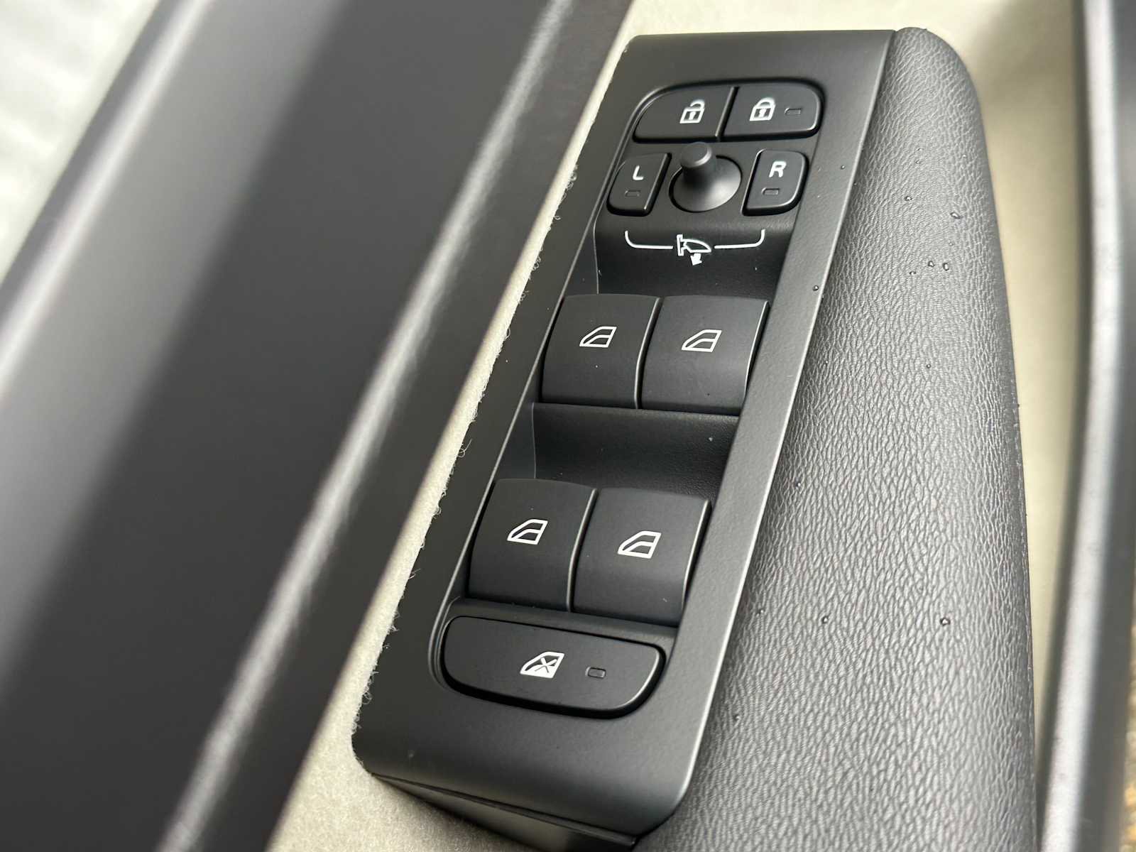 New 2026 Volvo XC40 B5 Plus w/ Climate Package image 27