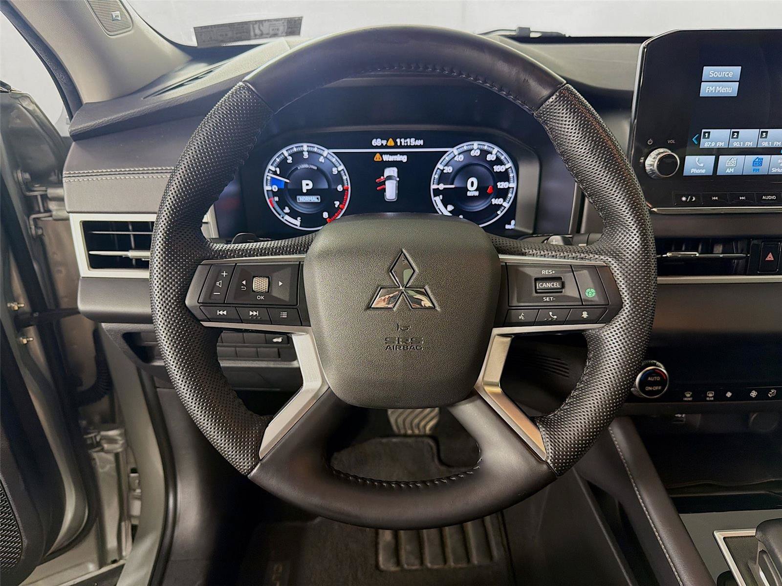 Used 2023 Mitsubishi Outlander SE FWD image 3