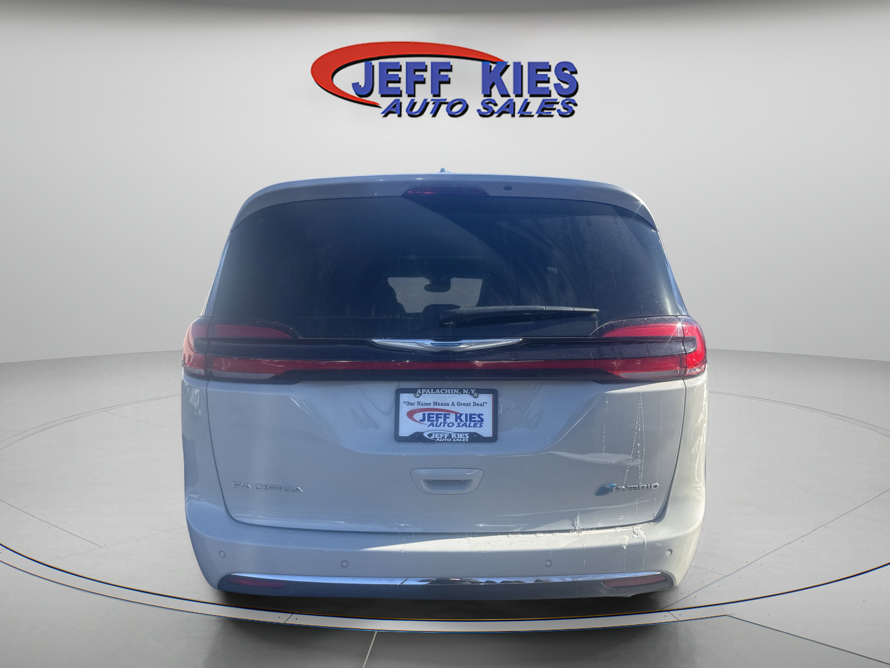 Used 2021 Chrysler Pacifica Limited w/ Uconnect Theater Family Group image 6