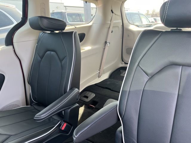 Used 2023 Chrysler Pacifica Limited image 24