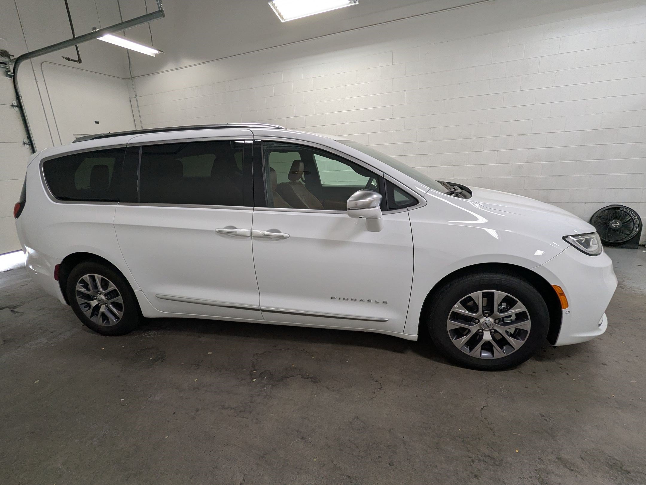 Certified 2024 Chrysler Pacifica Pinnacle FWD image 3