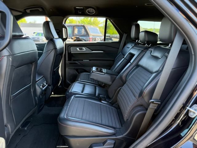 Used 2025 Ford Explorer ST-Line w/ ST-Line Street Pack AWD/4WD image 16