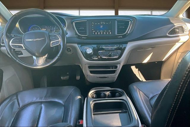Used 2020 Chrysler Pacifica Touring-L image 16