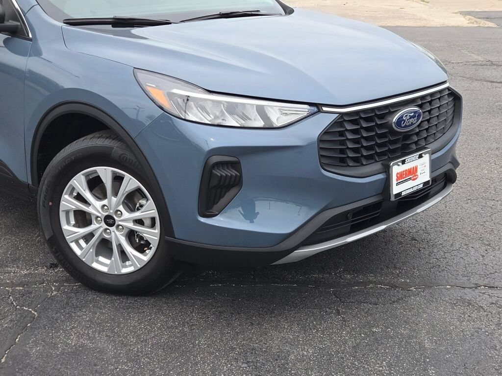 Used 2023 Ford Escape Active w/ Tech Pack #1 AWD/4WD image 2